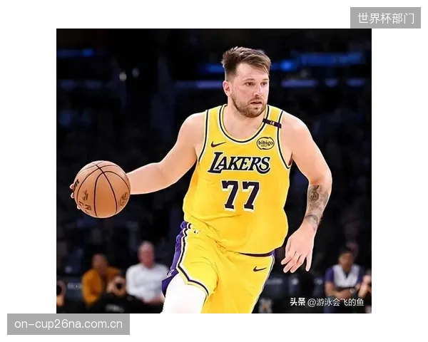 东契奇面对亚历山大防守,命中超高难度压哨后仰跳投。 东契奇面对亚历山大防守,命中超高难度压哨后仰跳投。
